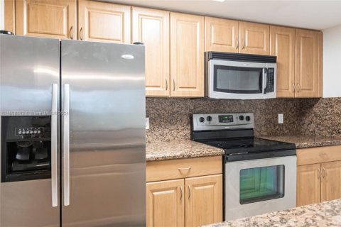 Condo in Miami, Florida, 1 bedroom  № 1875505 - photo 7
