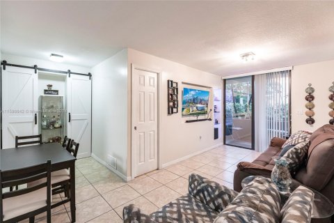 Condo in Miami, Florida, 1 bedroom  № 1875505 - photo 1