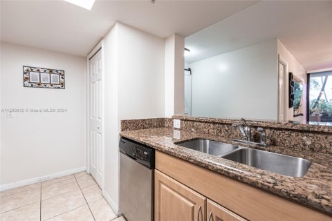 Condo in Miami, Florida, 1 bedroom  № 1875505 - photo 5