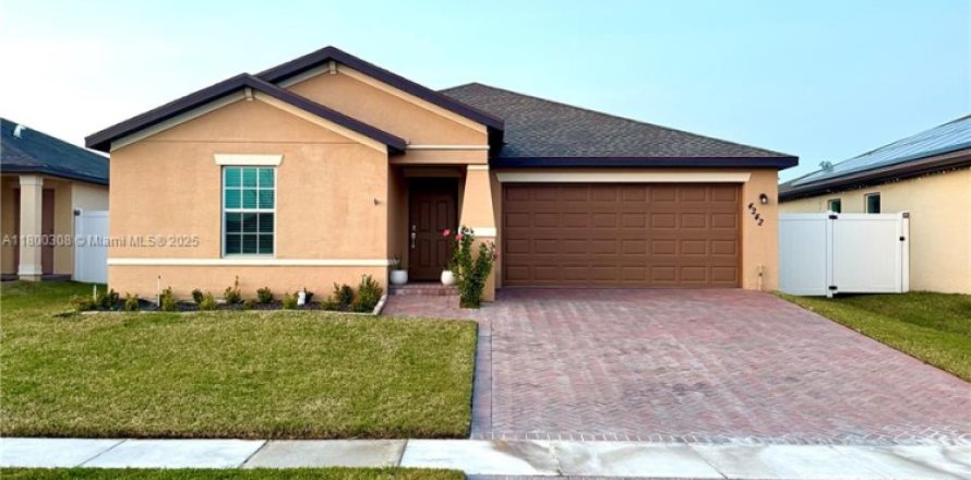 House in St. Lucie, Florida 3 bedrooms, 144.93 sq.m. № 1861743
