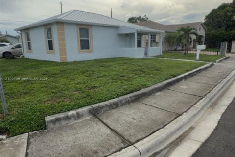 Villa ou maison à louer à West Palm Beach, Floride: 3 chambres, 162.02 m2 № 2400628 - photo 2