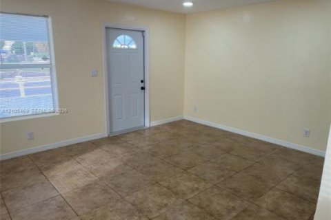 Villa ou maison à louer à West Palm Beach, Floride: 3 chambres, 162.02 m2 № 2400628 - photo 8