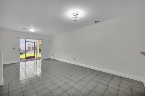 Touwnhouse à vendre à North Lauderdale, Floride: 2 chambres, 109.35 m2 № 2397136 - photo 5