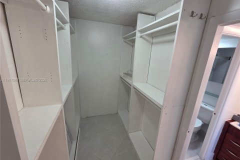 Снять в аренду кондоминиум в Майами, Флорида 2 спальни, 78.5м2, № 2003848 - фото 15