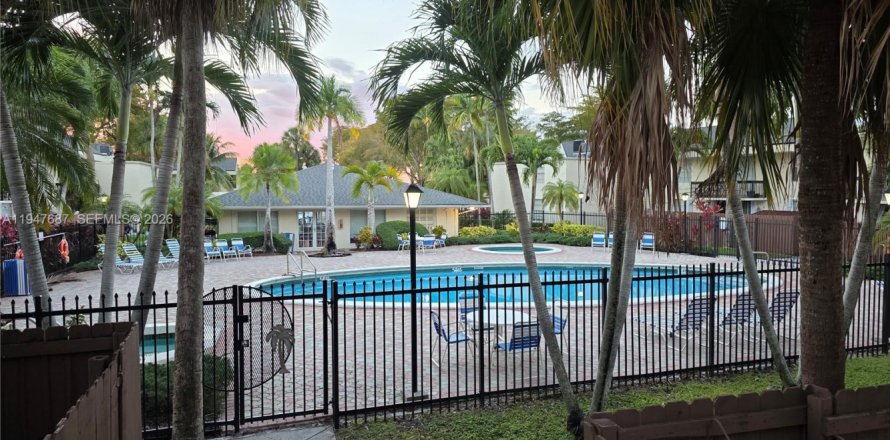 Кондоминиум с 2 спальнями в Майами, Флорида № 2003848