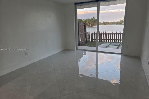 Снять в аренду кондоминиум в Майами, Флорида 2 спальни, 78.5м2, № 2003848 - фото 7