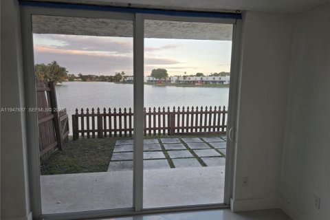 Снять в аренду кондоминиум в Майами, Флорида 2 спальни, 78.5м2, № 2003848 - фото 8