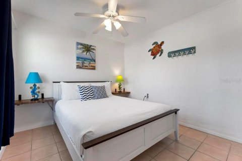Commercial property in Holmes Beach, Florida 5 bedrooms, 203.27 sq.m. № 2097676 - photo 22