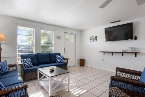 Commercial property in Holmes Beach, Florida 5 bedrooms, 203.27 sq.m. № 2097676 - photo 9