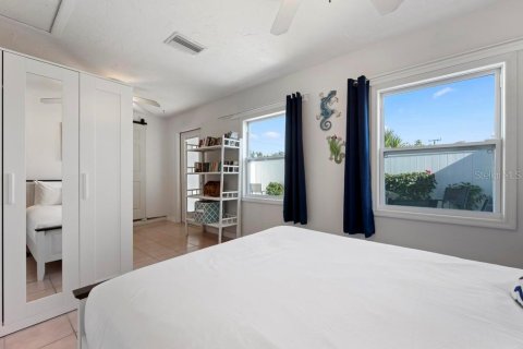 Commercial property in Holmes Beach, Florida 5 bedrooms, 203.27 sq.m. № 2097676 - photo 24