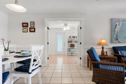 Commercial property in Holmes Beach, Florida 5 bedrooms, 203.27 sq.m. № 2097676 - photo 20