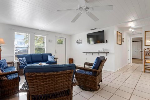 Commercial property in Holmes Beach, Florida 5 bedrooms, 203.27 sq.m. № 2097676 - photo 11