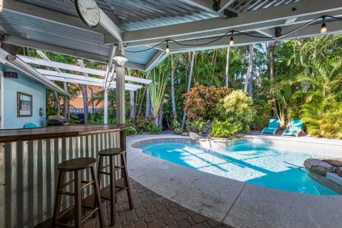 Commercial property in Holmes Beach, Florida 5 bedrooms, 203.27 sq.m. № 2097676 - photo 18