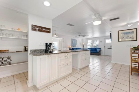 Commercial property in Holmes Beach, Florida 5 bedrooms, 203.27 sq.m. № 2097676 - photo 19
