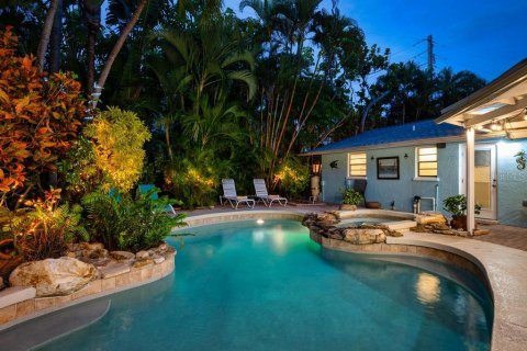 Commercial property in Holmes Beach, Florida 5 bedrooms, 203.27 sq.m. № 2097676 - photo 4