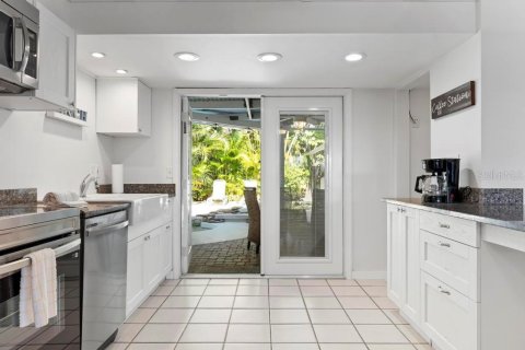 Commercial property in Holmes Beach, Florida 5 bedrooms, 203.27 sq.m. № 2097676 - photo 16