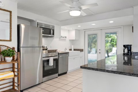 Commercial property in Holmes Beach, Florida 5 bedrooms, 203.27 sq.m. № 2097676 - photo 15