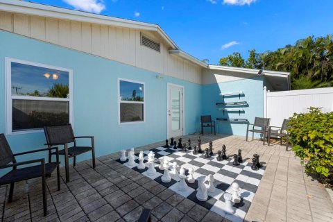 Commercial property in Holmes Beach, Florida 5 bedrooms, 203.27 sq.m. № 2097676 - photo 25