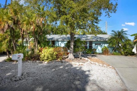 Commercial property in Holmes Beach, Florida 5 bedrooms, 203.27 sq.m. № 2097676 - photo 2