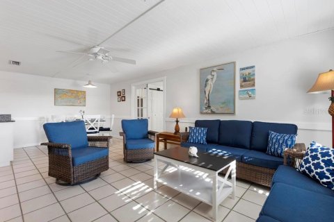 Commercial property in Holmes Beach, Florida 5 bedrooms, 203.27 sq.m. № 2097676 - photo 12