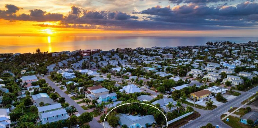 Commercial property in Holmes Beach, Florida 5 bedrooms, 203.27 sq.m. № 2097676