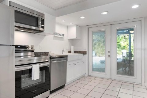 Commercial property in Holmes Beach, Florida 5 bedrooms, 203.27 sq.m. № 2097676 - photo 17