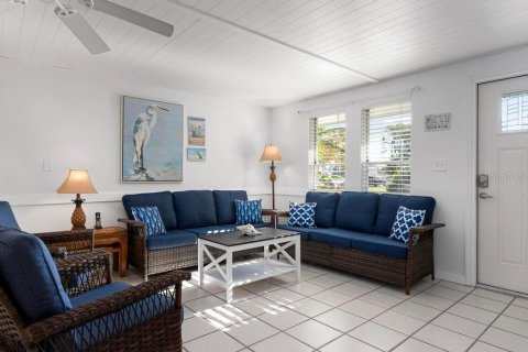 Commercial property in Holmes Beach, Florida 5 bedrooms, 203.27 sq.m. № 2097676 - photo 8