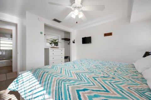 Commercial property in Holmes Beach, Florida 5 bedrooms, 203.27 sq.m. № 2097676 - photo 29