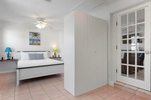 Commercial property in Holmes Beach, Florida 5 bedrooms, 203.27 sq.m. № 2097676 - photo 21