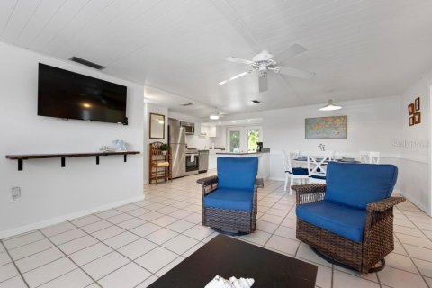 Commercial property in Holmes Beach, Florida 5 bedrooms, 203.27 sq.m. № 2097676 - photo 10