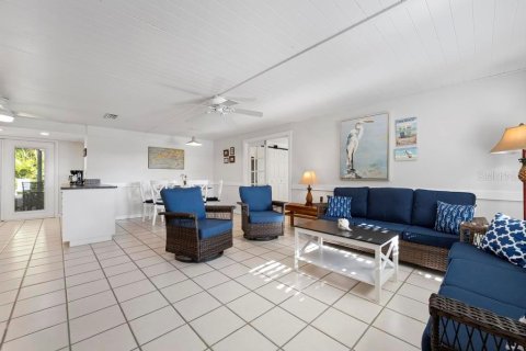 Commercial property in Holmes Beach, Florida 5 bedrooms, 203.27 sq.m. № 2097676 - photo 6