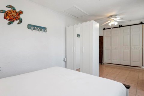 Commercial property in Holmes Beach, Florida 5 bedrooms, 203.27 sq.m. № 2097676 - photo 23