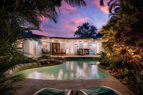 Commercial property in Holmes Beach, Florida 5 bedrooms, 203.27 sq.m. № 2097676 - photo 3