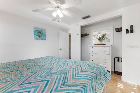 Commercial property in Holmes Beach, Florida 5 bedrooms, 203.27 sq.m. № 2097676 - photo 30