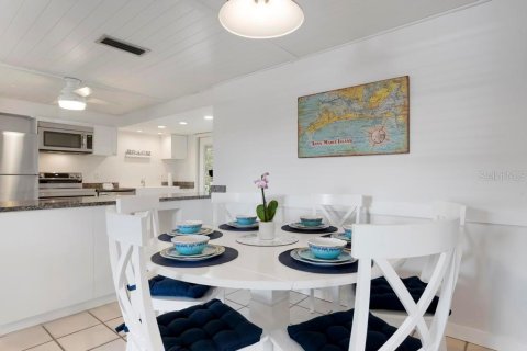 Commercial property in Holmes Beach, Florida 5 bedrooms, 203.27 sq.m. № 2097676 - photo 13