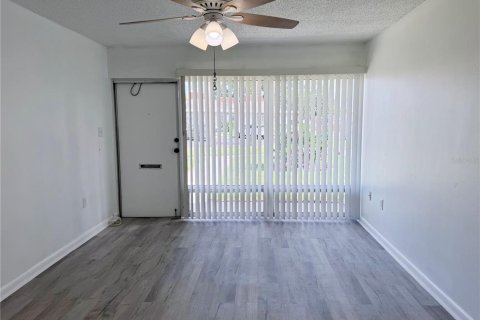 Condo in Holiday, Florida, 2 bedrooms  № 2222617 - photo 9