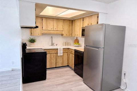 Condo in Holiday, Florida, 2 bedrooms  № 2222617 - photo 5