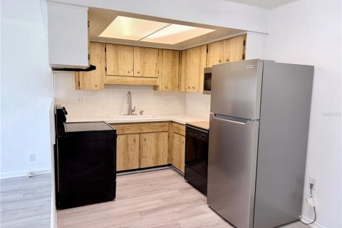 Condo in Holiday, Florida, 2 bedrooms  № 2222617 - photo 13