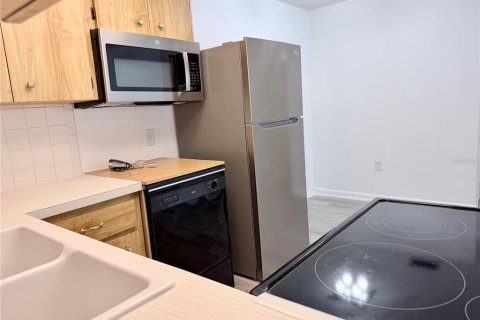 Condo in Holiday, Florida, 2 bedrooms  № 2222617 - photo 14