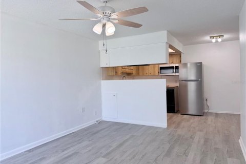 Condo in Holiday, Florida, 2 bedrooms  № 2222617 - photo 10