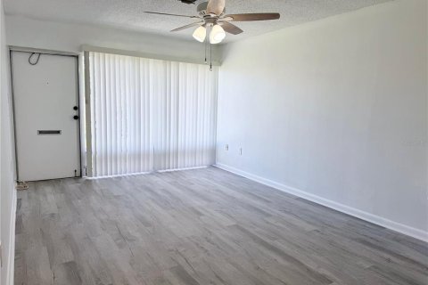 Condo in Holiday, Florida, 2 bedrooms  № 2222617 - photo 8