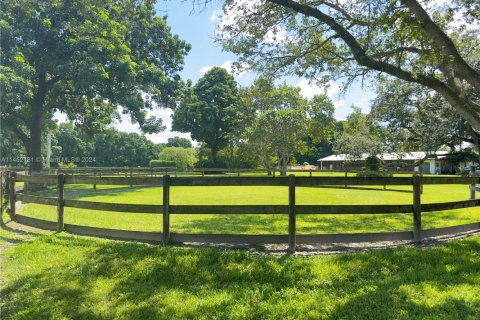 House in Southwest Ranches, Florida 7 bedrooms, 549.98 sq.m. № 1703451 - photo 9