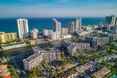 Condo in Hallandale Beach, Florida, 2 bedrooms  № 2040033