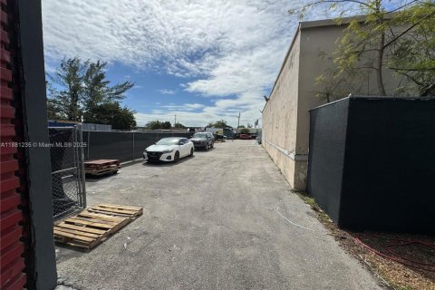 Commercial property in Miami, Florida № 1977635 - photo 3