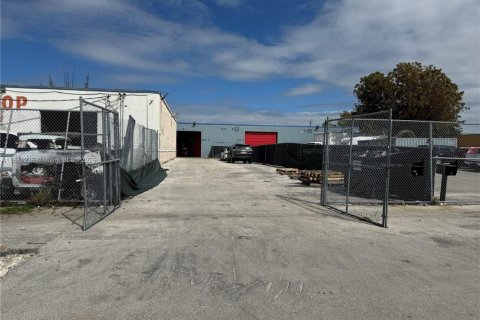 Commercial property in Miami, Florida № 1977635 - photo 2