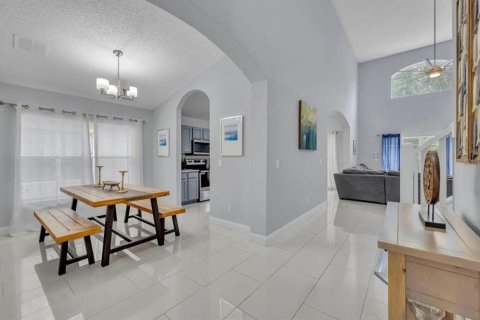 Casa en venta en Kissimmee, Florida, 5 dormitorios, 210.8 m2 № 2157434 - foto 4