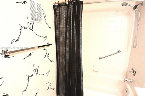 Купить кондоминиум в Санрайз, Флорида 2 спальни, 88.26м2, № 2030261 - фото 24