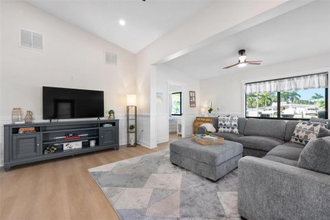 House in Holmes Beach, Florida 3 bedrooms, 153.85 sq.m. № 2092303 - photo 13
