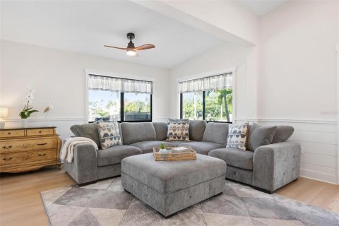 House in Holmes Beach, Florida 3 bedrooms, 153.85 sq.m. № 2092303 - photo 17