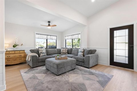House in Holmes Beach, Florida 3 bedrooms, 153.85 sq.m. № 2092303 - photo 16